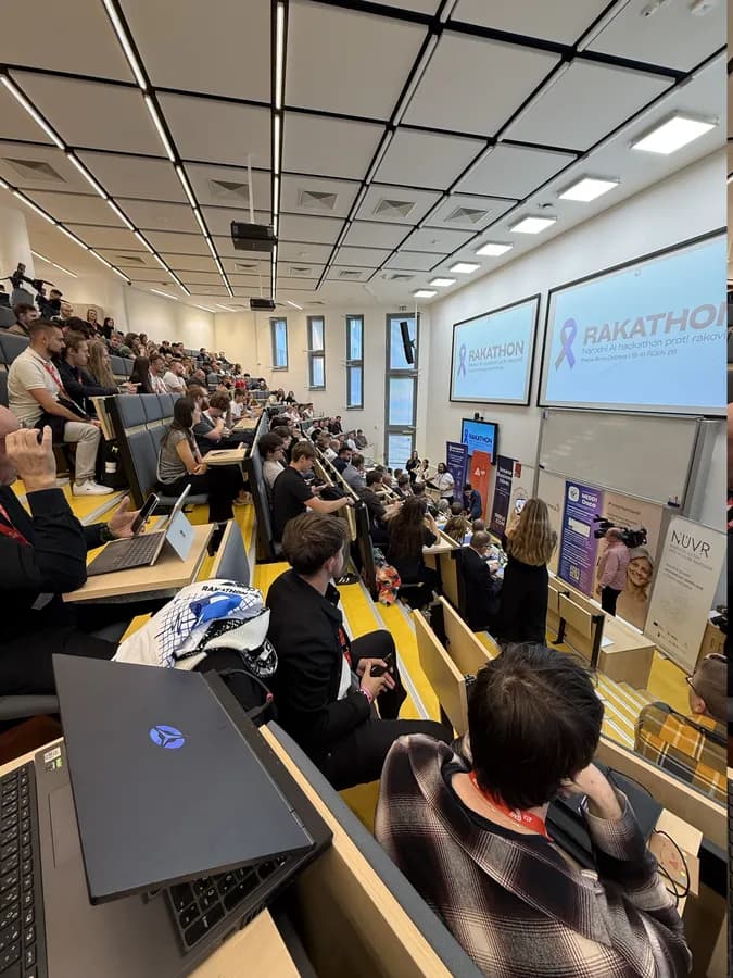 A full lecture hall at the start of Rakathon